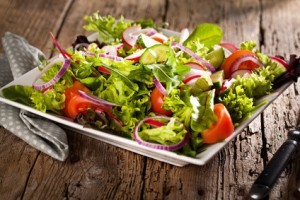 Bosch MUM4 Zubehör, © File: #106590240 | Author: karepa – Fotolia.com Frischer Salat mit verschidenen Zutaten