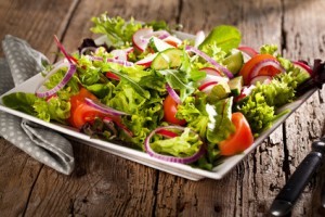 Frischer Salat mit verschidenen Zutaten