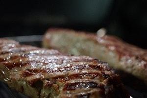Grillfleisch auf einem Gasgrill Der Gasgrill - auf Knopfdruck grillen